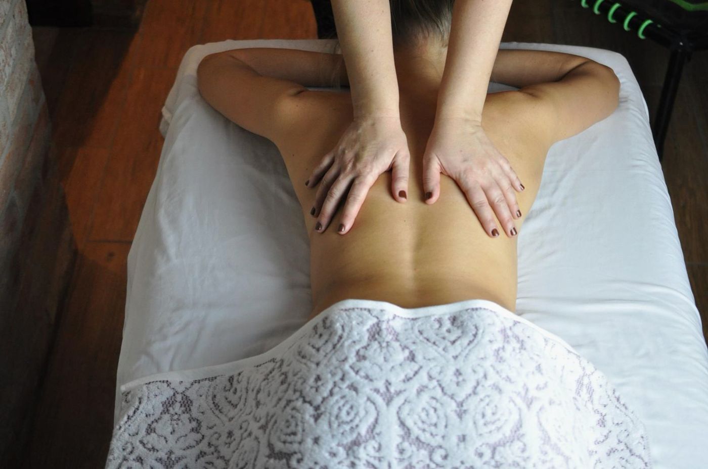 Rückenmassage auf der Massageliege